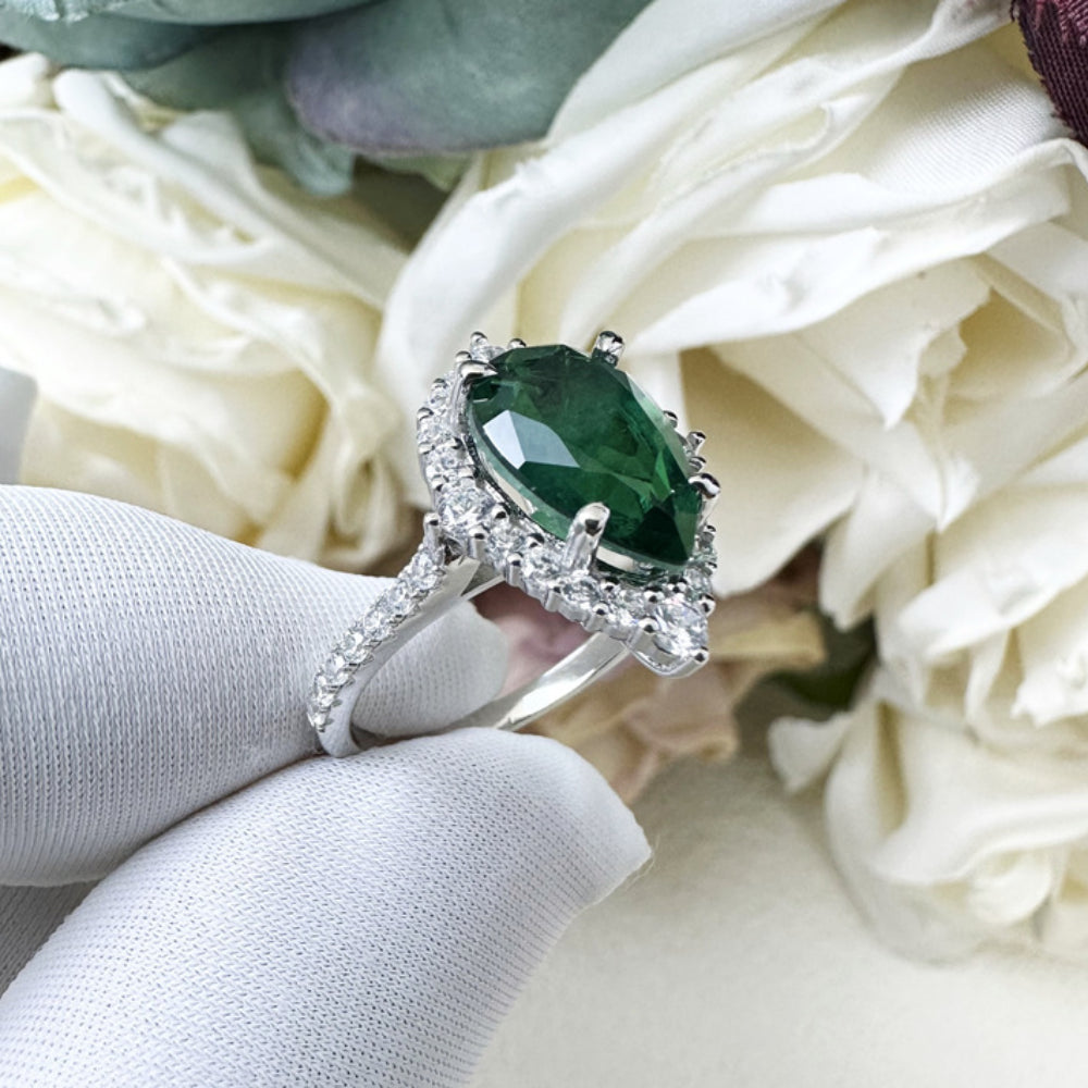 Vintage 2.2ct Emerald Green pear cut Engagement Ring - Perfect for Nature Lovers