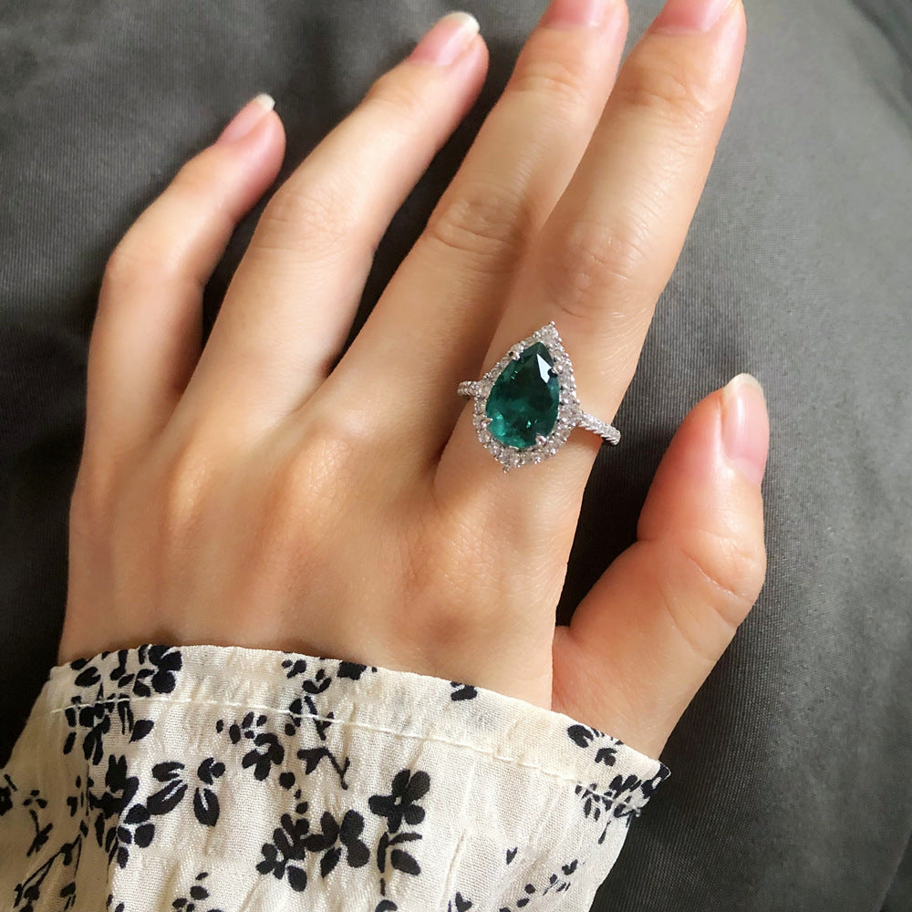 Vintage 2.2ct Emerald Green pear cut Engagement Ring - Perfect for Nature Lovers