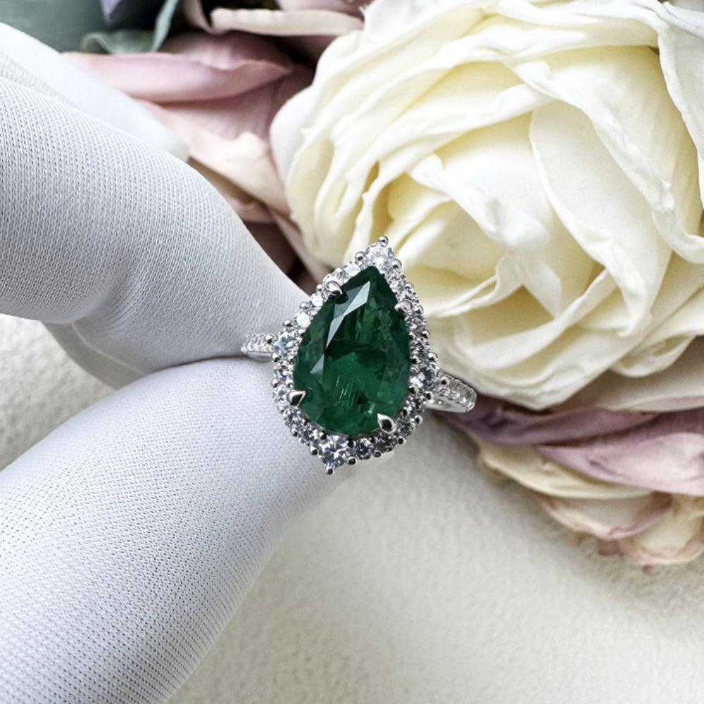 Vintage 2.2ct Emerald Green pear cut Engagement Ring - Perfect for Nature Lovers