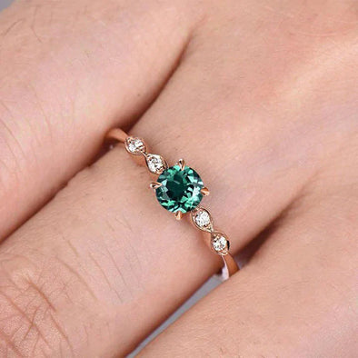 Exquisite Emerald Green Round Cut Engagement Ring